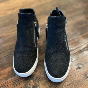 Steve Madden Women’s Sneakers
Size 8.5 M
Color Black Suede
Ankle Height